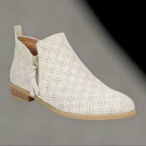 Dr. Scholl’s Women’s Rate Zip Booties in the Size 9.5 in Oyster Color